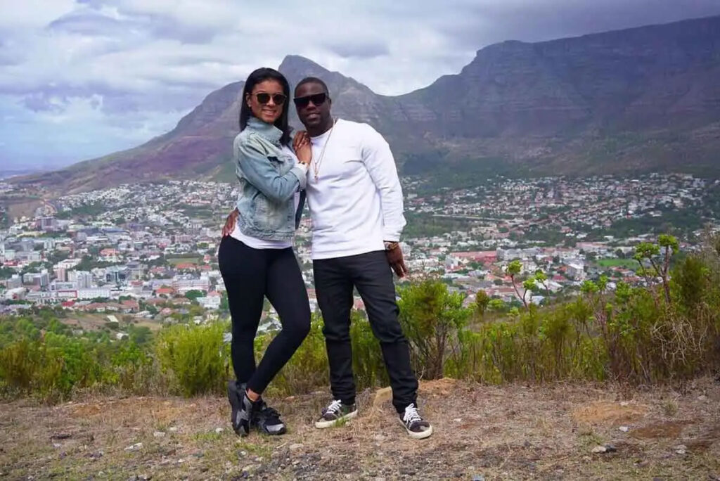 Kevin Hart și Eniko Parrish pe Signal Hill, care domină Cape Town, via @kevinhart4real pe Instagram